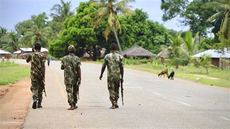 Naked woman shot 36 times by Mozambique army after casting。